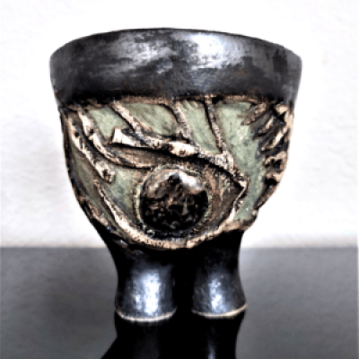 Three-legged ceramic bowl 'Third Eye,' carved from a pumpkin mold—perfect for family ceramic workshops. Dreibeinschale 'Drittes Auge' aus einer Kürbisform – ideal für Family-Keramikkurse.