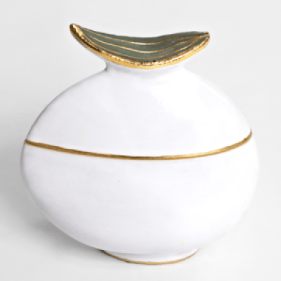 Coiled clay jar with a flat design—ideal for narrow shelves and multi-session ceramic classes. Spiralgeformte Dose mit flachem Design – perfekt für schmale Regale und mehrteilige Keramikkurse.