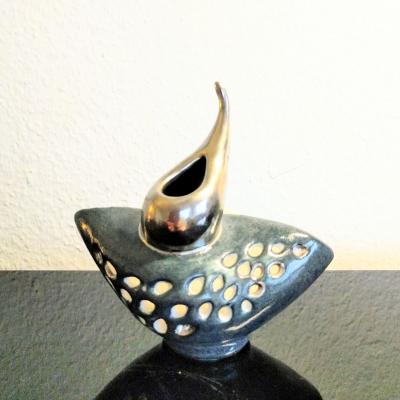 Handcrafted ceramic aroma lamp with perforated base and gold details—perfect for creative workshops. Handgefertigte Duftlampe aus Keramik mit Sockel – ideal für kreative Töpferkurse.