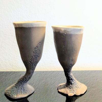 Twisted ceramic goblets—symbols of partnership, ideal for couples or creative workshops. Gedrehte Keramikkelche – Symbole für Partnerschaft, ideal für Paare oder Workshops.