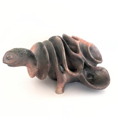 Mystical clay turtle crafted by layering rings of clay—perfect for creative ceramic classes and workshops. Mystische Ton-Schildkröte aus Tonringen – ideal für kreative Keramikkurse und Workshops.
