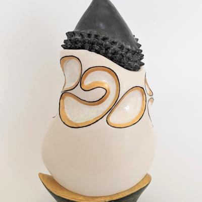 Abstract porcelain lantern with cut-out details—perfect for ceramic classes and creative workshops. Abstrakte Porzellandose mit Ausschnitten – ideal für Keramikkurse und kreative Workshops.