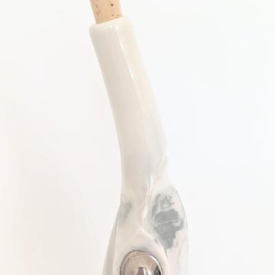  Marbled clay bottle made with white clay and gray pigment—popular in ceramic classes for skilful adults. Marmorierte Tonflasche aus weissem Ton und grauem Pigment – beliebt in Keramikkursen für handliche Erwachsene.