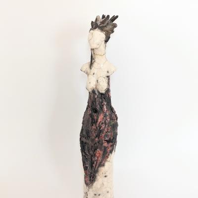 Paper clay female torso sculpture with iron screws—ideal for creative ceramic classes and workshops. Frauentorso-Skulptur aus Paper Clay mit Eisenschrauben – ideal für kreative Keramikkurse.