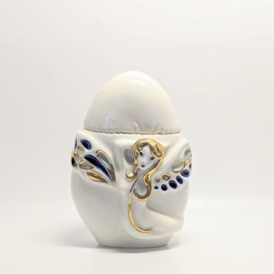 Porcelain jar with a dragonfly woman figure—perfect for beginners and creative ceramic classes. Porzellandose mit Libellenfrau – ideal für Anfänger und kreative Keramikkurse.