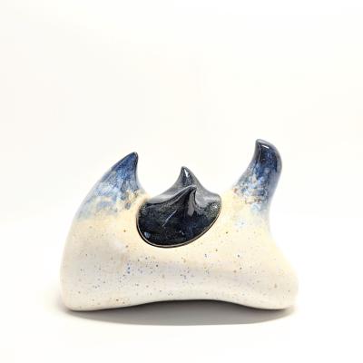 Abstract whale-shaped box made with cardboard technique—perfect for creative ceramic classes. Abstrakte Wal-Dose aus Karton – perfekt für kreative Keramikkurse.