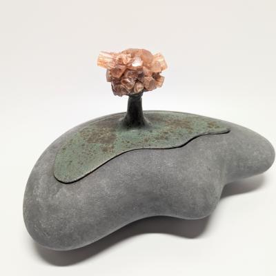 Handcrafted organic box made from shaped cardboard with a mineral accent—ideal for beginners. Handgefertigte organische Dose aus Karton mit Mineralverzierung – ideal für Anfänger.