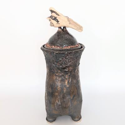 Handmade clay tea jar from chamotte—fits rustic interiors and is perfect for ceramic classes. Handgemachte Teedose aus Schamott – ideal für rustikale Räume und kreative Keramikkurse