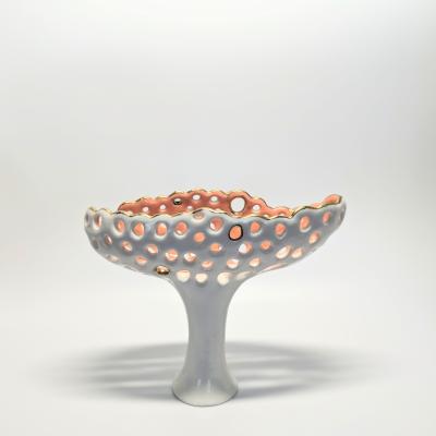Porcelain tray inspired by a pebble from the Rhine—blending simplicity with decorative style. Porzellanschale inspiriert von einem Rhein-Kiesel – Verbindung von Schlichtheit und Dekor.