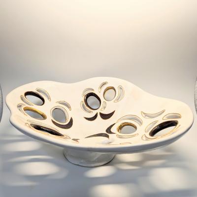Handmade ceramic fruit bowl with decorative holes—ideal for multi-session pottery courses and healthy living. Handgefertigte Keramikschale mit dekorativen Löchern – perfekt für Töpferkurse und gesundes Wohnen.