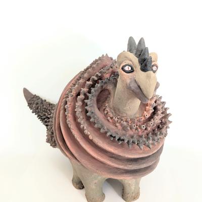 Handcrafted six-legged mythical creature Clayrosaurus—ideal for team-building pottery workshops and creative events. Handgefertigtes, sechsbeiniges Wesen Clayrosaurus – ideal für Teambuilding-Töpferkurse und kreative Events.